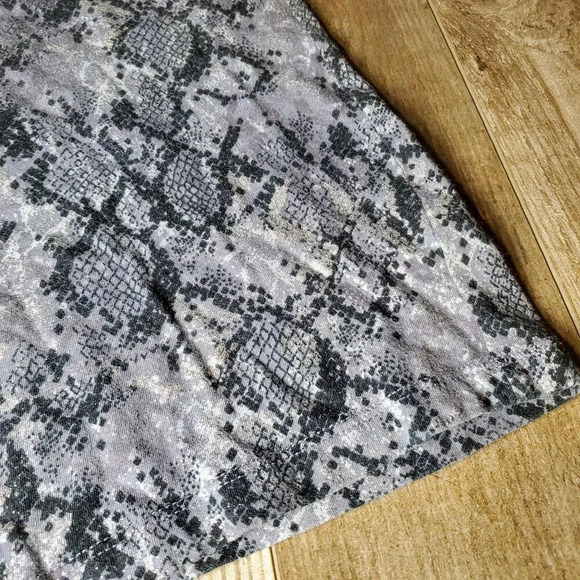 Kate Hill Medium Women's Gray and Black Metallic Snakeskin Print Top NWOT - Picture 11 of 16